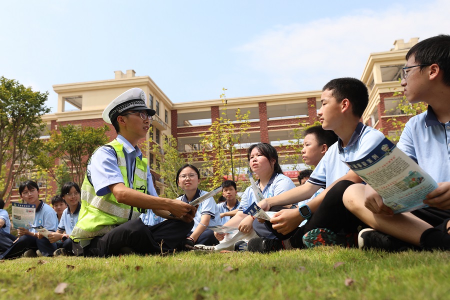 江西乐安：护航开学季 安全进校园