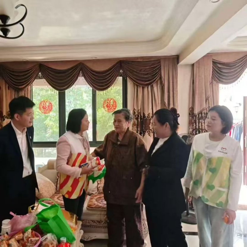 情暖重阳 爱在八月湖——街道多彩活动敬老暖人心