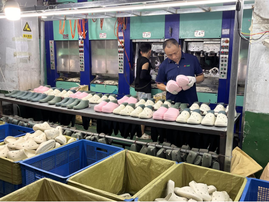 敢折腾的“90后”：一双拖鞋踩出的创业路