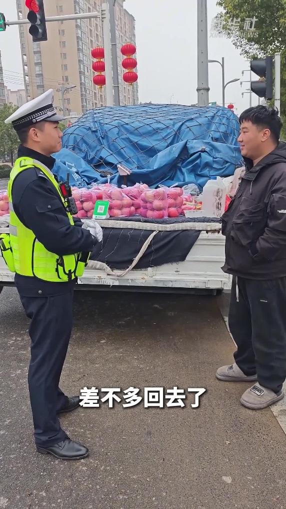 江西吉安：商贩占道经营存隐患 交警温情执法守平安