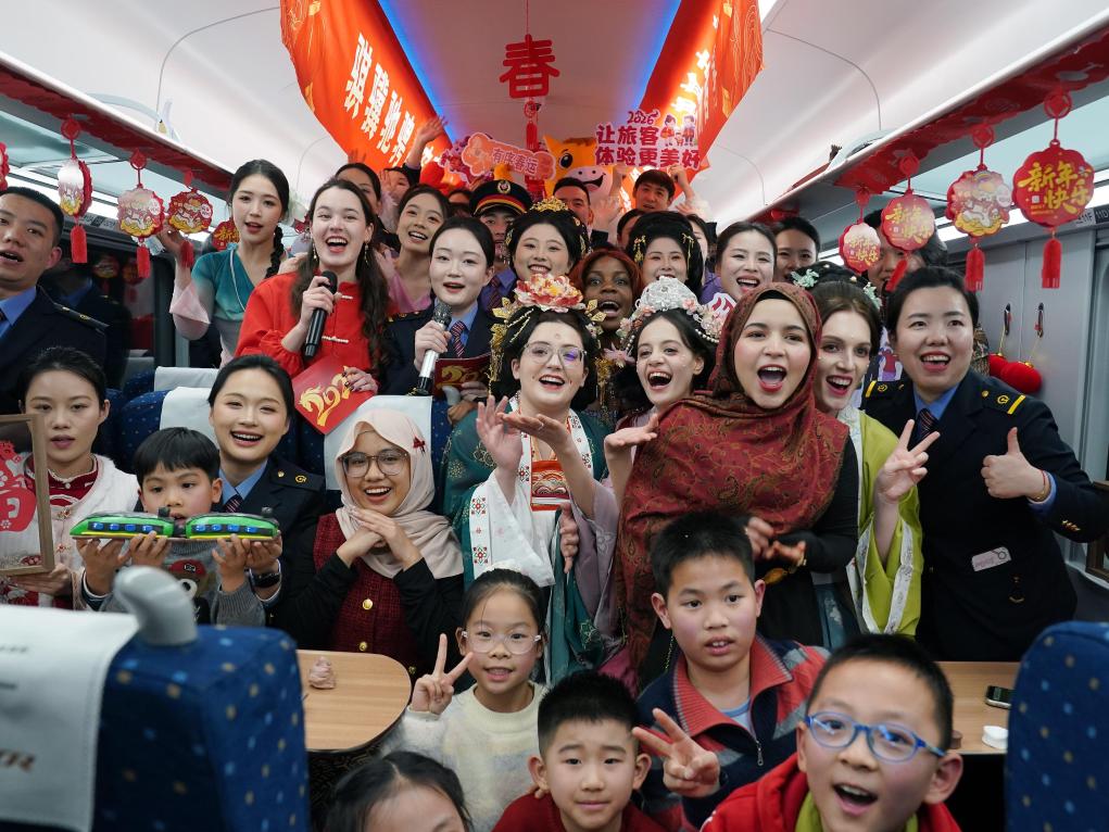 新春走基层|车厢变舞台 中外青年共演“列车春晚”