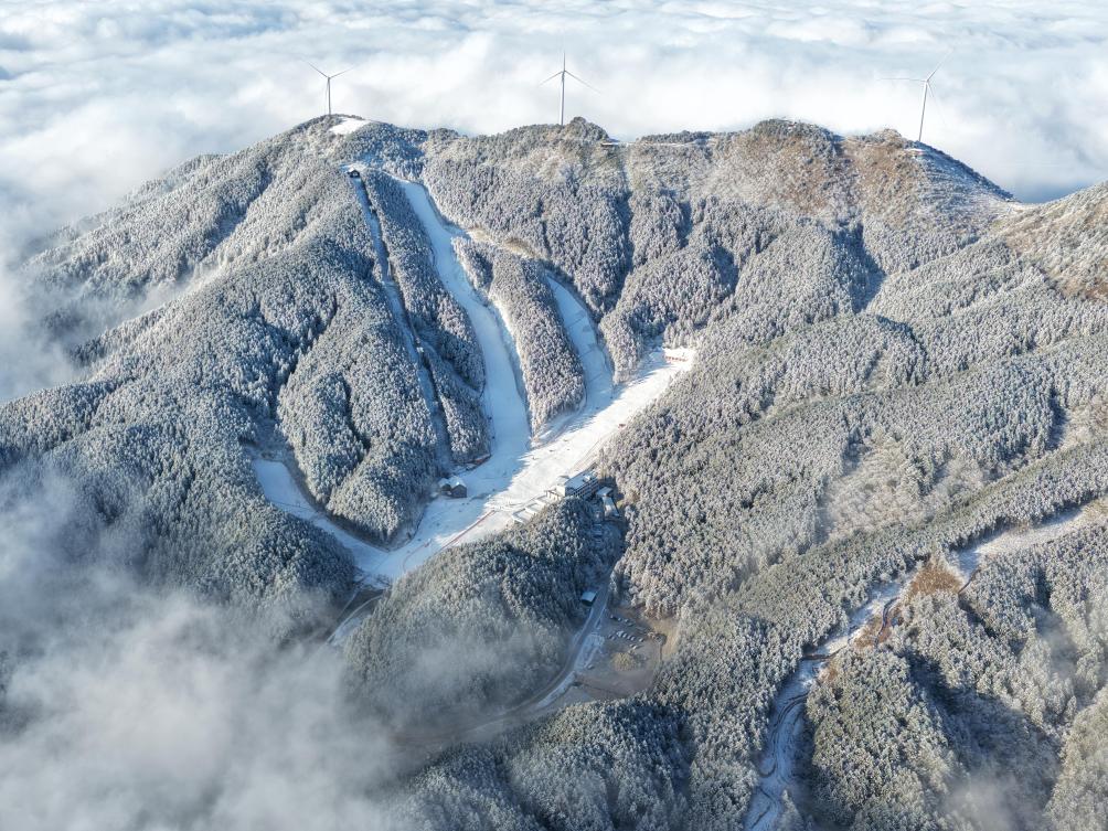 冰雪运动“火”了，南方小镇“活”了