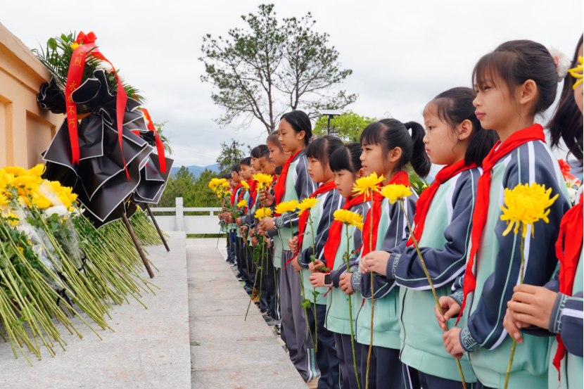 江西龙南：追寻英烈迹 清明寄哀思