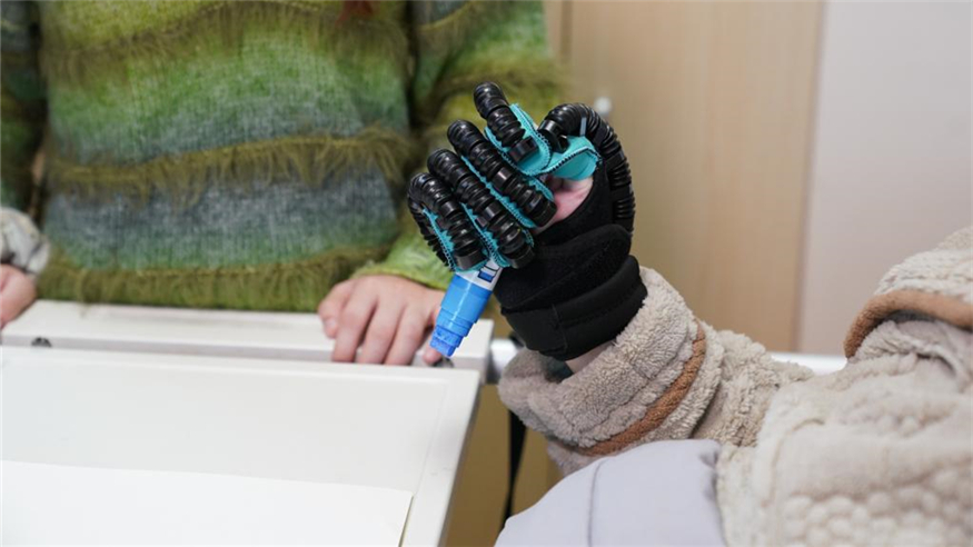 十五五@你｜脑机接口助瘫痪病人重拾画笔