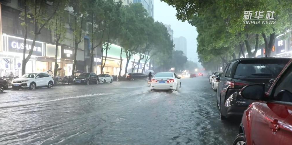 江西上高:遭遇短时强降雨 城管应急排涝保畅通