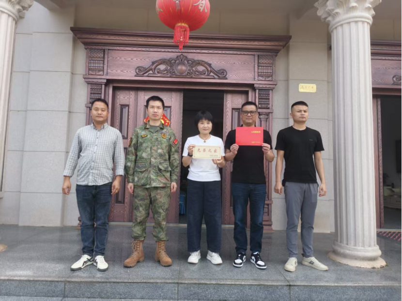 万载县株潭镇武装部入户为新兵家庭送入伍通知书 悬挂光荣牌