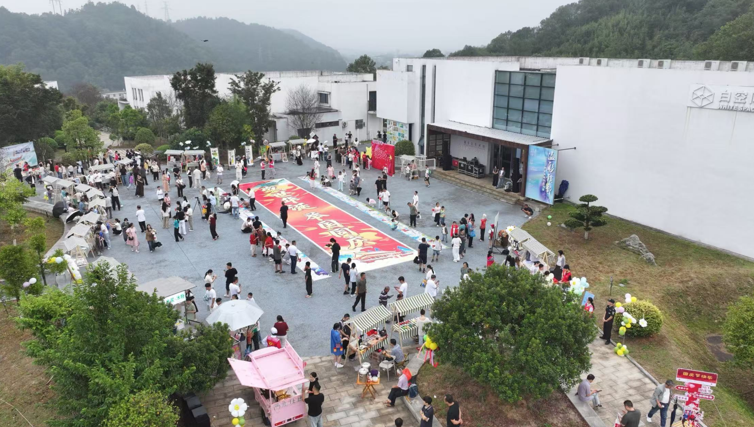 萍乡湘东区：艺术润乡野 欢歌庆华诞